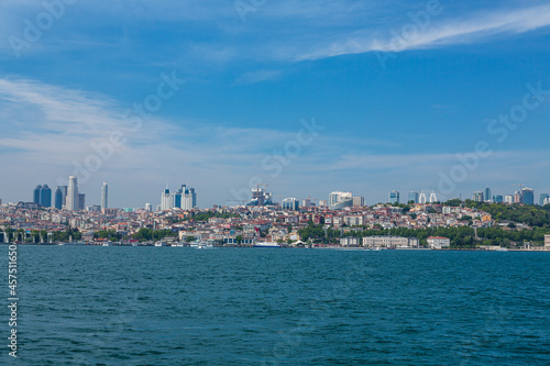 トルコ　イスタンブールのボスポラス海峡を進むフェリーから見えるヨーロッパ側の街並み