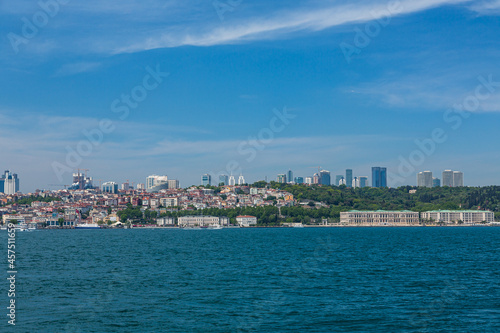 トルコ イスタンブールのボスポラス海峡を進むフェリーから見えるヨーロッパ側の街並み