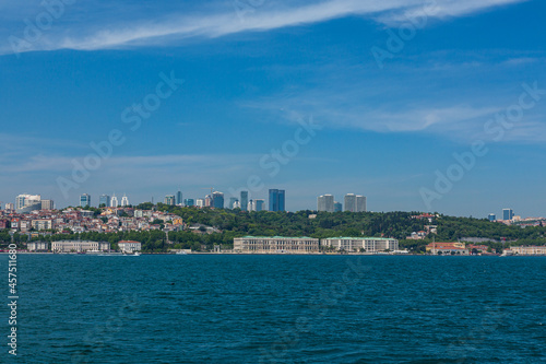 Fototapeta Naklejka Na Ścianę i Meble -  トルコ　イスタンブールのボスポラス海峡を進むフェリーから見えるヨーロッパ側の街並み