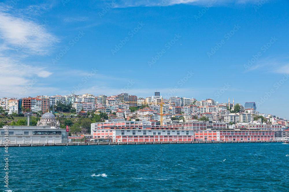 トルコ　イスタンブールの金角湾を進むフェリーから見える新市街の街並み