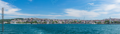 トルコ イスタンブールのボスポラス海峡を進むフェリーから見えるアジア側のユスキュダルの街並み