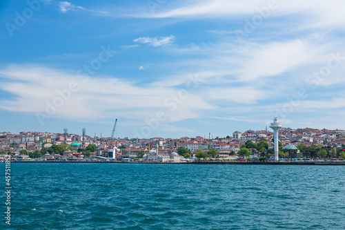 トルコ イスタンブールのボスポラス海峡を進むフェリーから見えるアジア側のユスキュダルの街並み