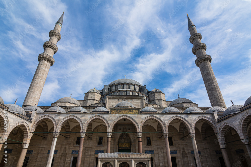 トルコ　イスタンブール歴史地域である旧市街のスレイマニエの丘に建つスレイマニエ・モスクの中庭から見える外観