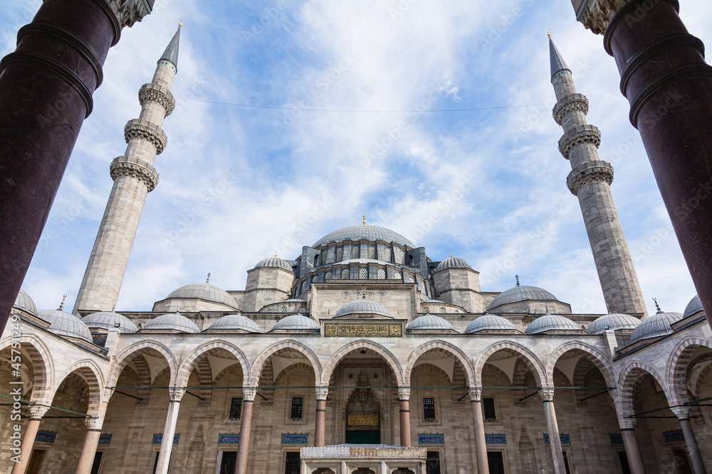 Fototapeta premium トルコ イスタンブール歴史地域である旧市街のスレイマニエの丘に建つスレイマニエ・モスクの中庭から見える外観