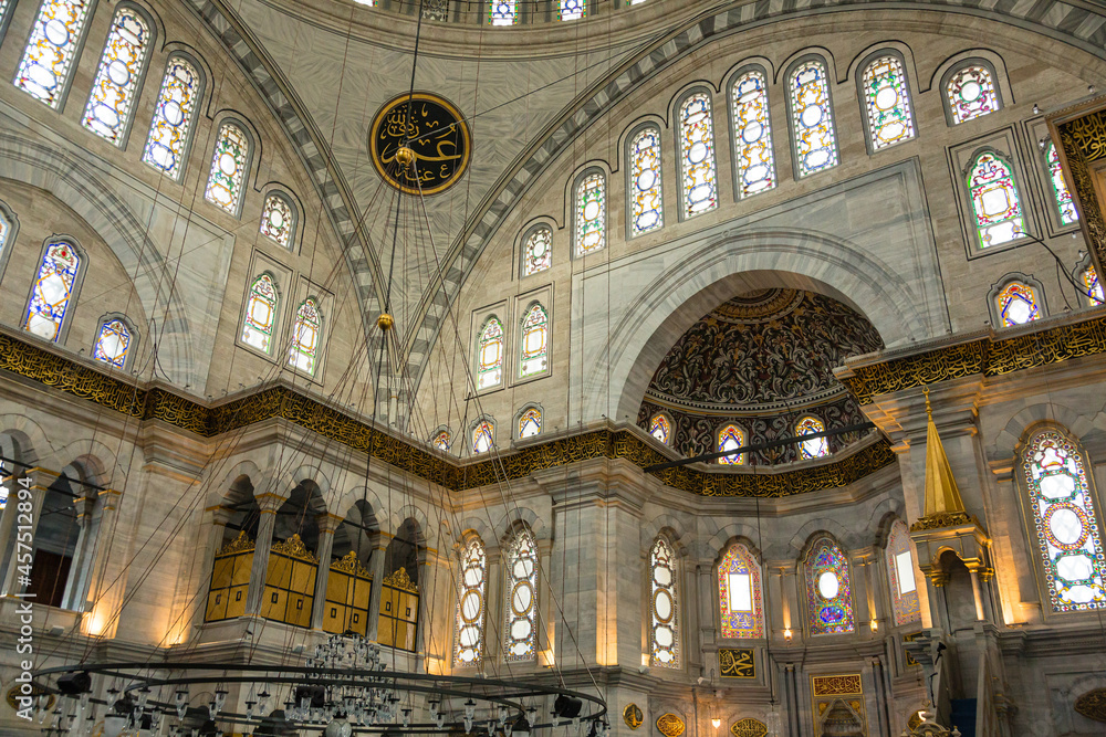 トルコ　イスタンブールの旧市街に建つヌールオスマニィエ・ジャーミーの礼拝堂内