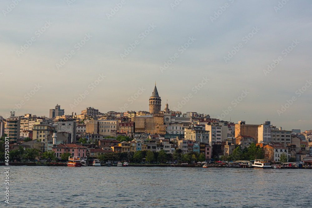トルコ　イスタンブールの新市街の街並みとガラタ地区の丘の上に建つガラタ塔