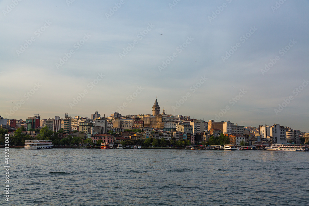 トルコ　イスタンブールの新市街の街並みとガラタ地区の丘の上に建つガラタ塔