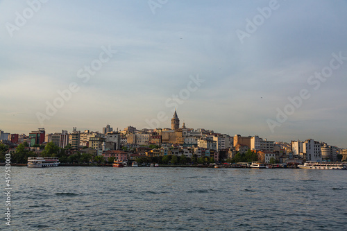 トルコ イスタンブールの新市街の街並みとガラタ地区の丘の上に建つガラタ塔