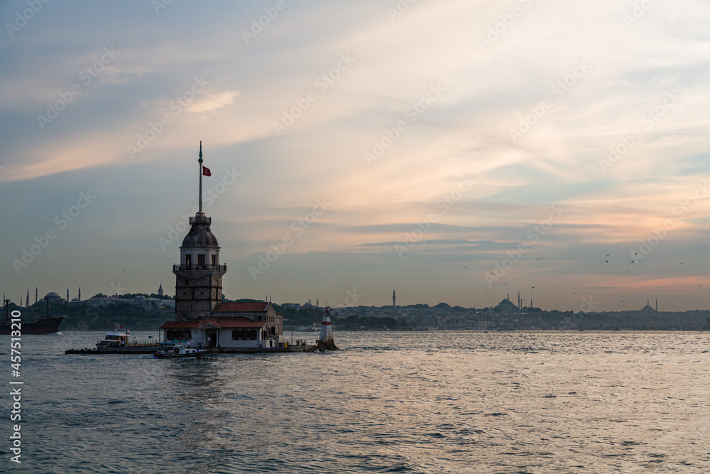 トルコ　イスタンブールの夕方のボスポラス海峡に浮かぶ小島に建つ乙女の塔