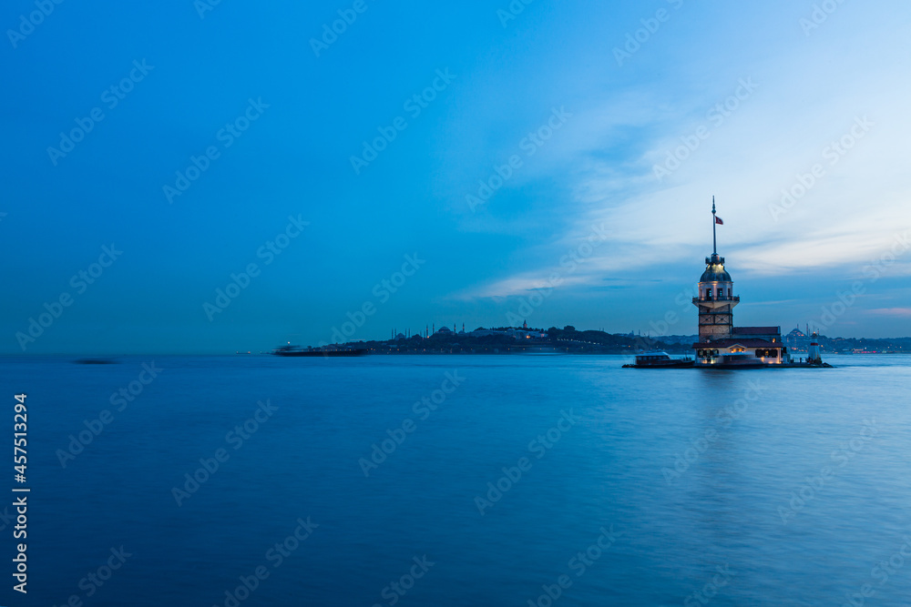トルコ　イスタンブールの夕暮れ時のボスポラス海峡に浮かぶ小島に建つ乙女の塔