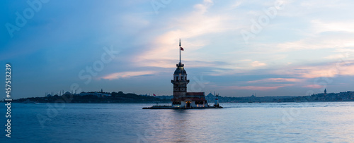 トルコ イスタンブールの夕方のボスポラス海峡に浮かぶ小島に建つ乙女の塔