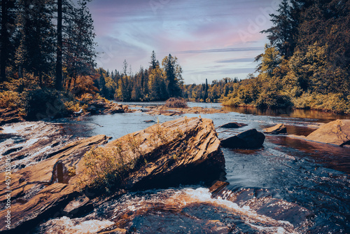 Foto the current of the river sneaking between the rocks -1