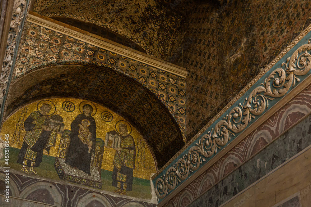 トルコ　イスタンブールの旧市街に建つアヤソフィア内にある聖母子、ユスティニアヌス1世とコンスタンティヌス1世のモザイク画