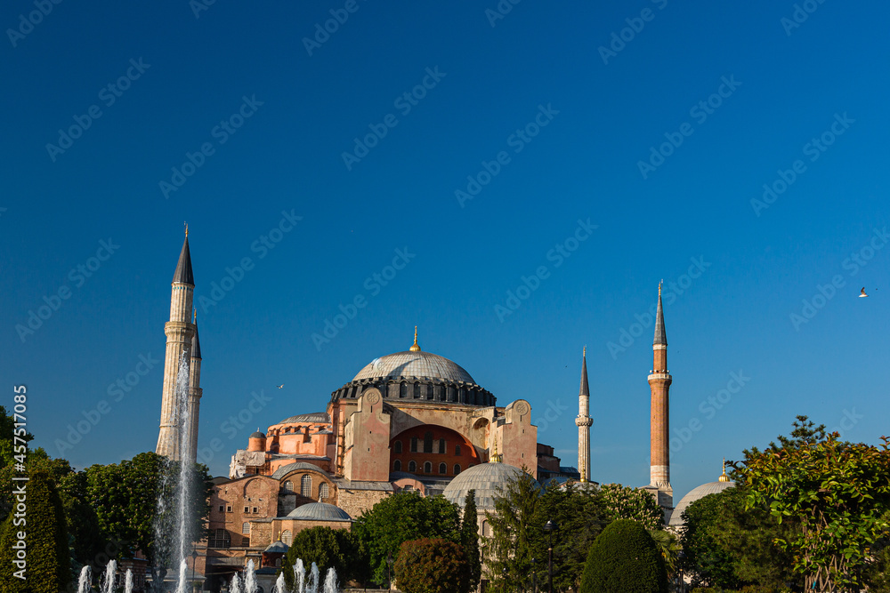Obraz premium トルコ イスタンブールの旧市街に建つアヤソフィア
