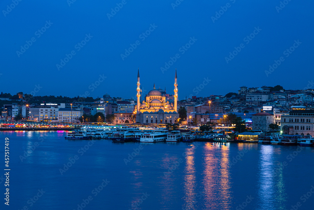 トルコ　イスタンブールの金角湾の夜景と旧市街にあるライトアップされたニューモスク
