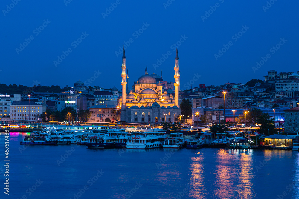 トルコ　イスタンブールの金角湾の夜景と旧市街にあるライトアップされたニューモスク