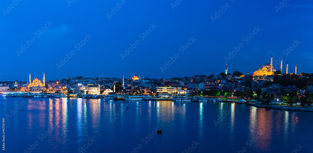トルコ　イスタンブールの金角湾の夜景と旧市街にあるニューモスクと丘の上に建つスレイマニエ・モスク