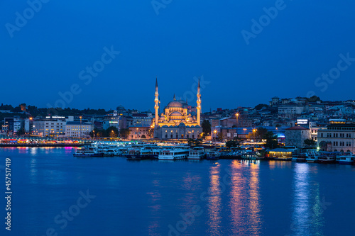 トルコ イスタンブールの金角湾の夜景と旧市街にあるライトアップされたニューモスク