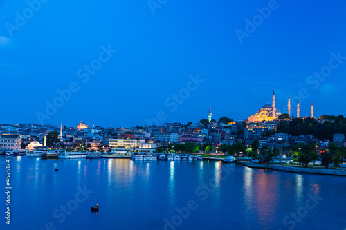 トルコ イスタンブールの金角湾の夜景と旧市街の街並みと丘の上に建つライトアップされたスレイマニエ・モスク