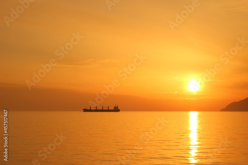 SDGs地球の輝き!ソラと海の水面の光に浮かぶ船 © YuAiru