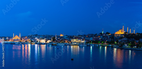 トルコ イスタンブールの金角湾の夜景と旧市街にあるニューモスクと丘の上に建つスレイマニエ・モスク