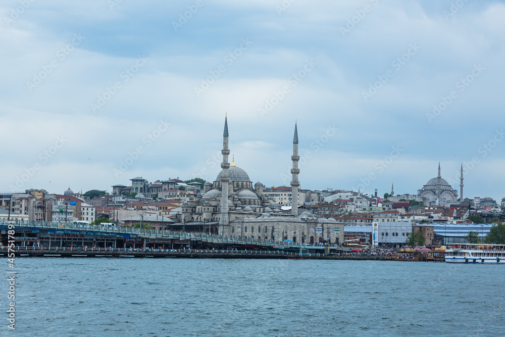 トルコ　イスタンブールの金角湾と対岸に見える旧市街の街並みとガラタ橋とニューモスクとヌールオスマニィエ・ジャーミー
