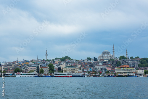 トルコ イスタンブールの金角湾と対岸に見える旧市街の街並みと丘の上に建つスレイマニエ・モスク