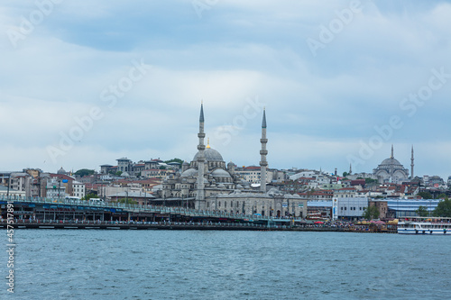 トルコ イスタンブールの金角湾と対岸に見える旧市街の街並みとガラタ橋とニューモスクとヌールオスマニィエ・ジャーミー