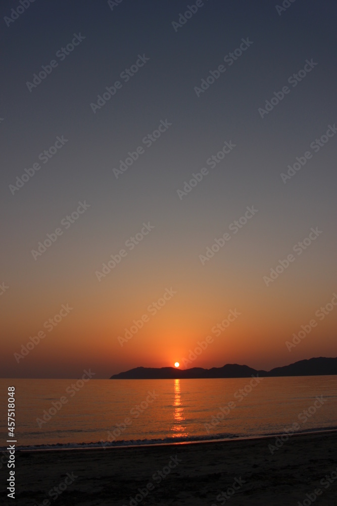 Fototapeta premium SDGs地球号！瀬戸内海の景色と色ずく空模様