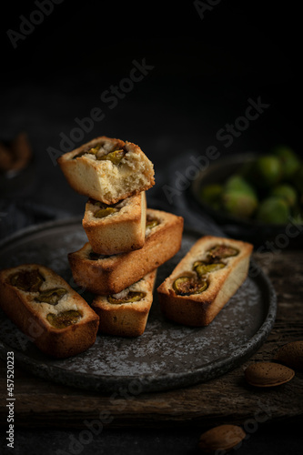 Mini cakes financier amandes et figues empilés