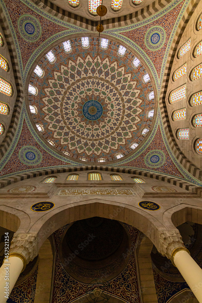 トルコ　カイセリの市街地にあるブリュンズモスクの礼拝堂内の天井のドーム