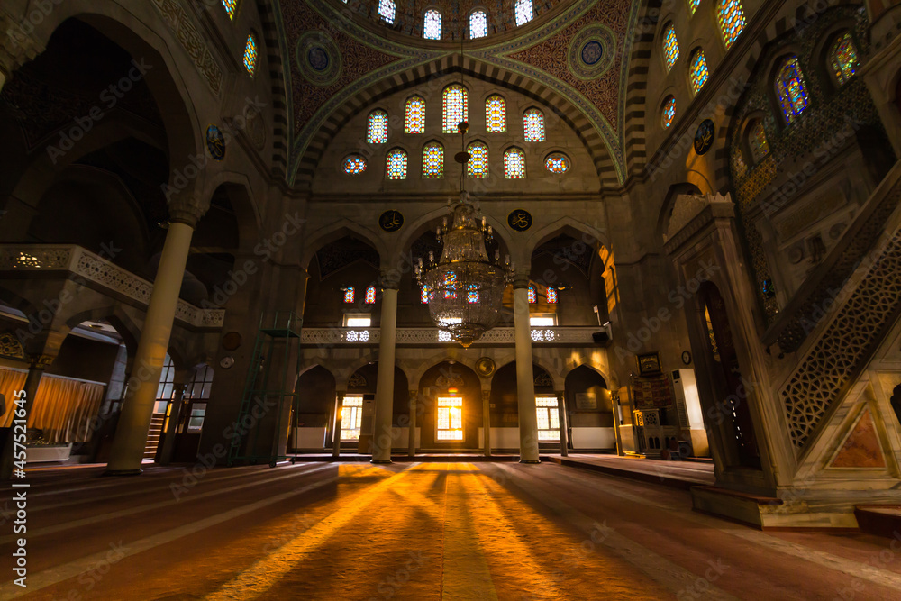 トルコ　カイセリの市街地にあるブリュンズモスクの礼拝堂内に入り込む陽射し