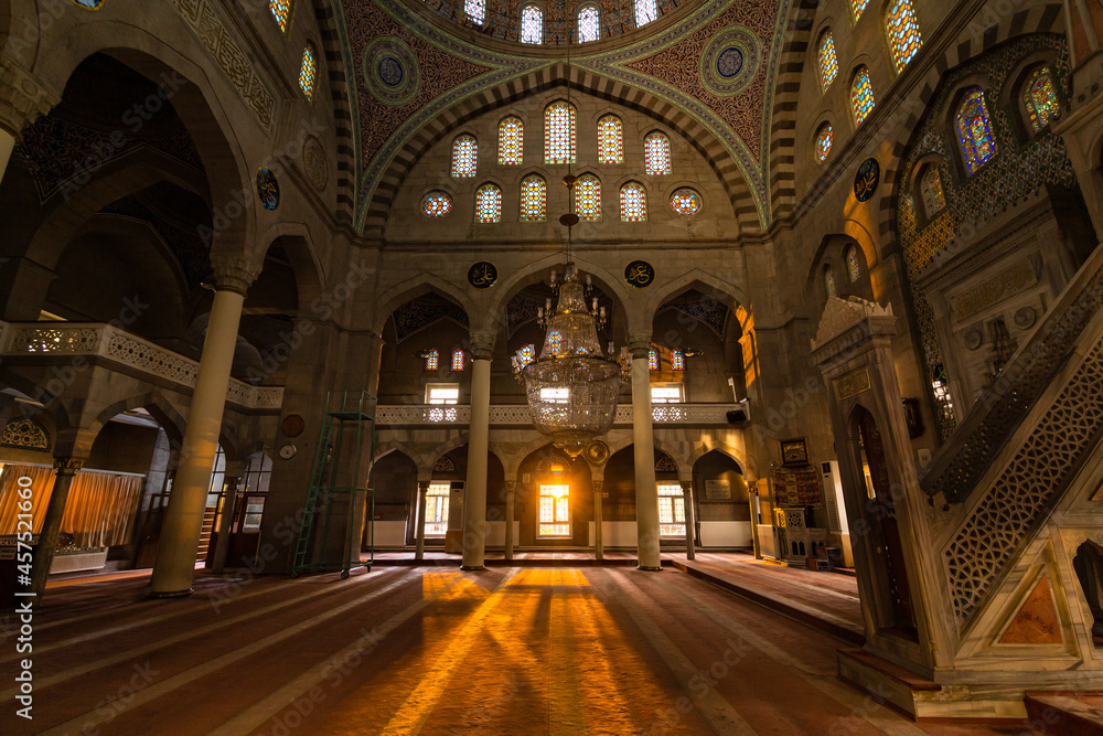 Fototapeta premium トルコ カイセリの市街地にあるブリュンズモスクの礼拝堂内に入り込む陽射し