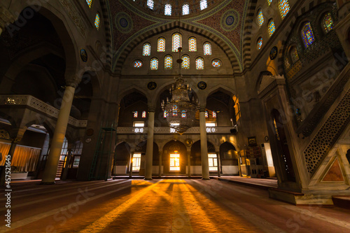 トルコ カイセリの市街地にあるブリュンズモスクの礼拝堂内に入り込む陽射し