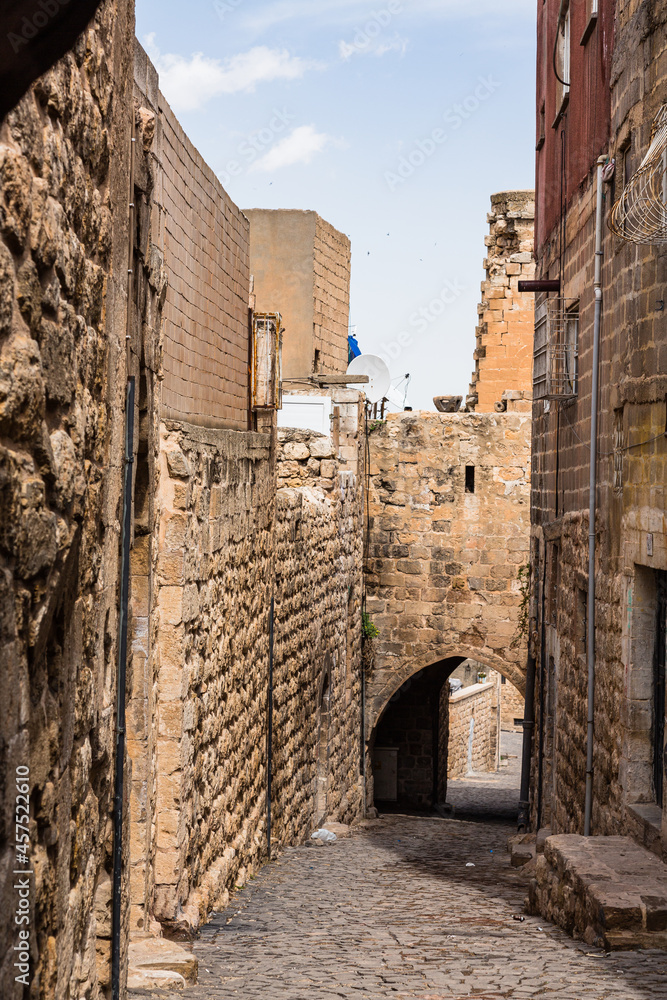 トルコ　マルディンの旧市街の路地裏のトンネル