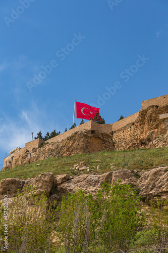 トルコ マルディンの旧市街から見える山頂に建つマルディン城