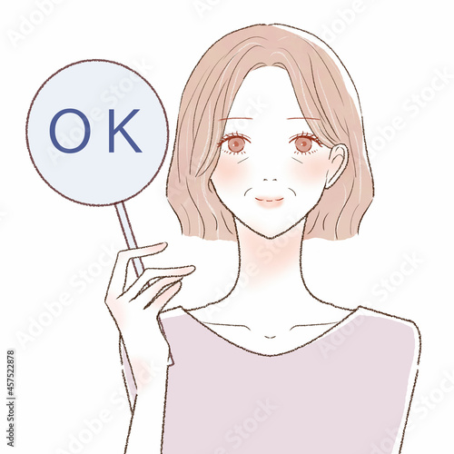 OKサインを出す中年女性