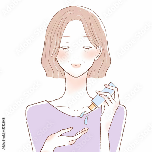 スキンケア用オイルを手に取る中年女性