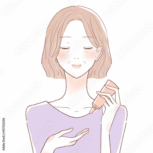 保湿クリームを手に取る中年女性