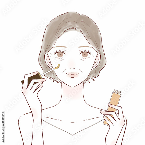 コンシーラーを持つ中年女性