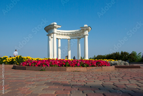 Konstfotografi Weiße Rotunde, umgeben von einem Blumenbeet, Poltawa, Ukraine