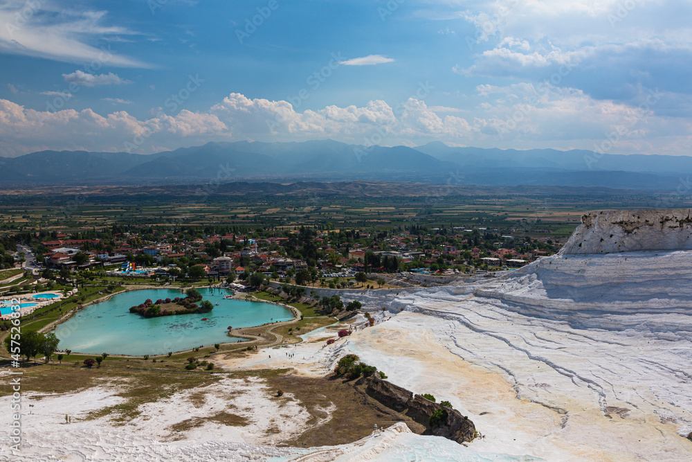 トルコ　ヒエラポリス・パムッカレの白い石灰棚と青い水のプールと石灰華段丘から望む風景