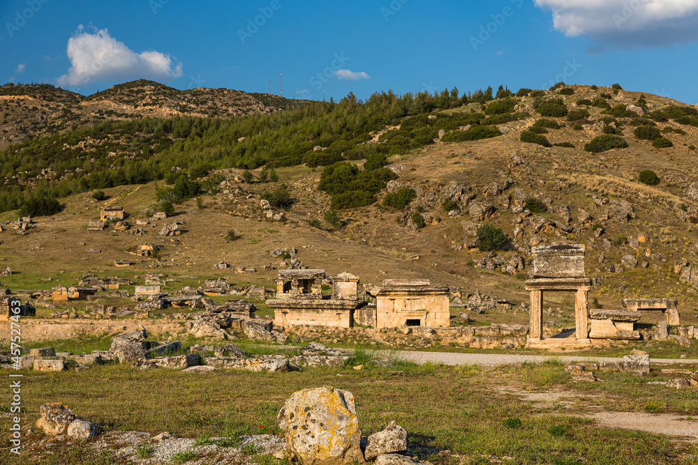 トルコ　ヒエラポリス・パムッカレのヒエラポリス遺跡の巨大墓地、ネクロポリス