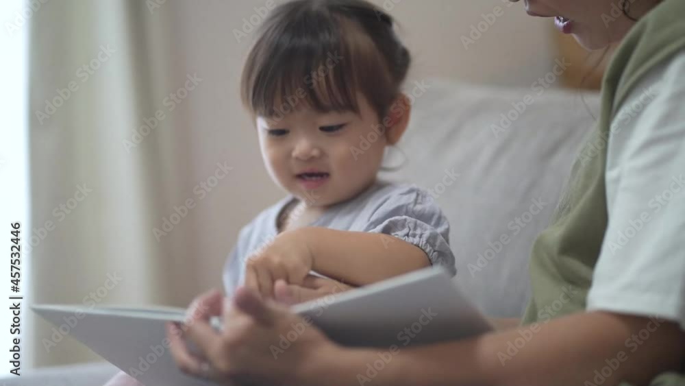 絵本を読む親子 絵本を読む親子