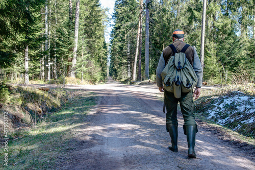 Where hikers and tourists normally rbustle about in the Black Forest, the hunter is now on the way alone. The Corona Kriese also has good sides, nature can recover a little from the people.