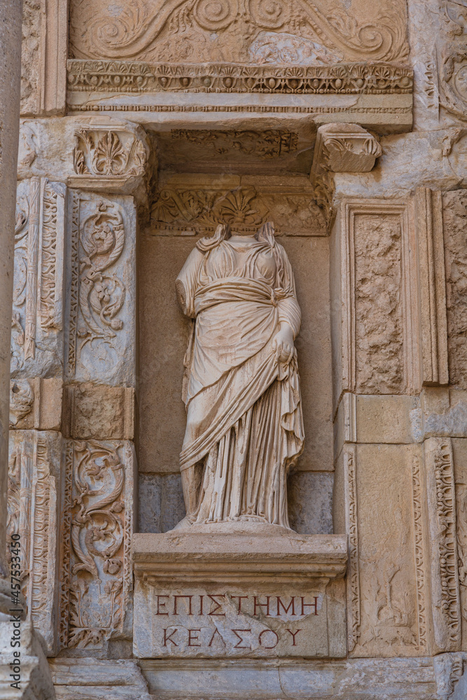 ルコ　エフェソスの古代都市遺跡にある世界三代図書館の一つのセルシウス図書館にある首のない彫像