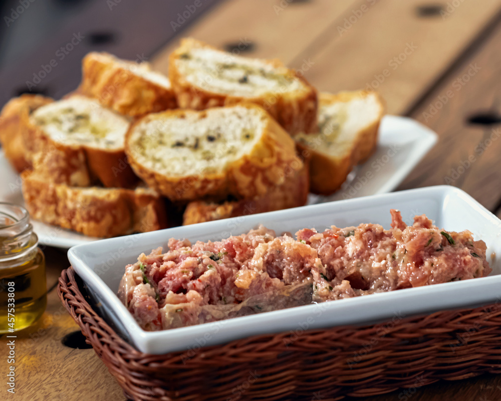 Porção de codeguim com pão torrado. Porção de linguiça aberta com pão torrado Porção de codeguim com pão torrado. Porção de linguiça aberta com pão torrado