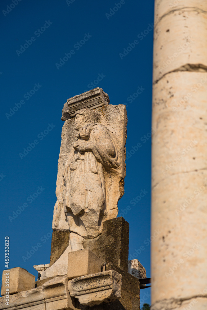 トルコ　エフェソスの古代都市遺跡のプリタネイオンの彫像