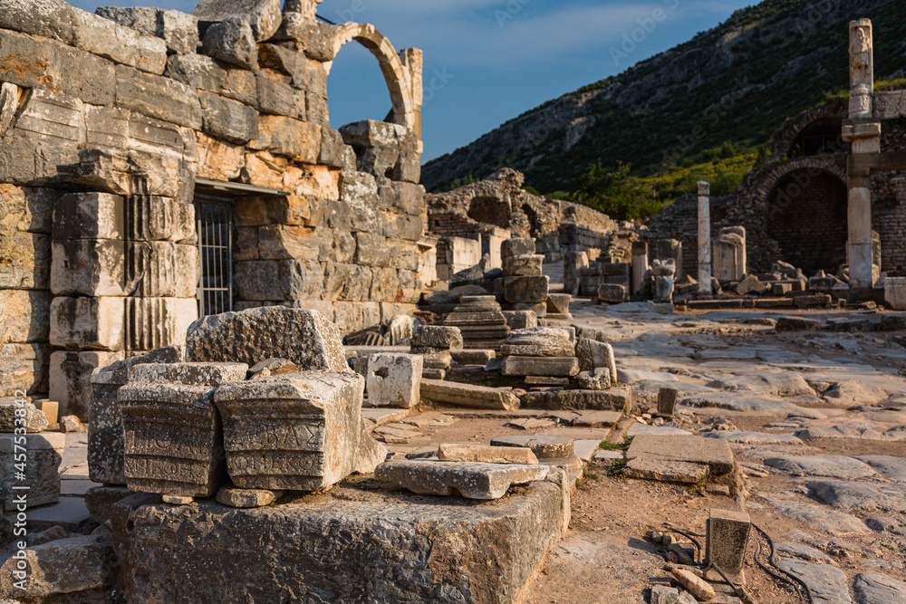 トルコ　エフェソスの古代都市遺跡にあるドミティアヌス神殿とポリオの泉