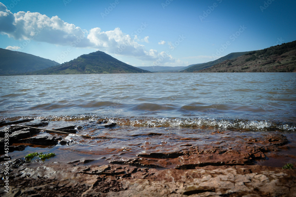 sur les berges du lac